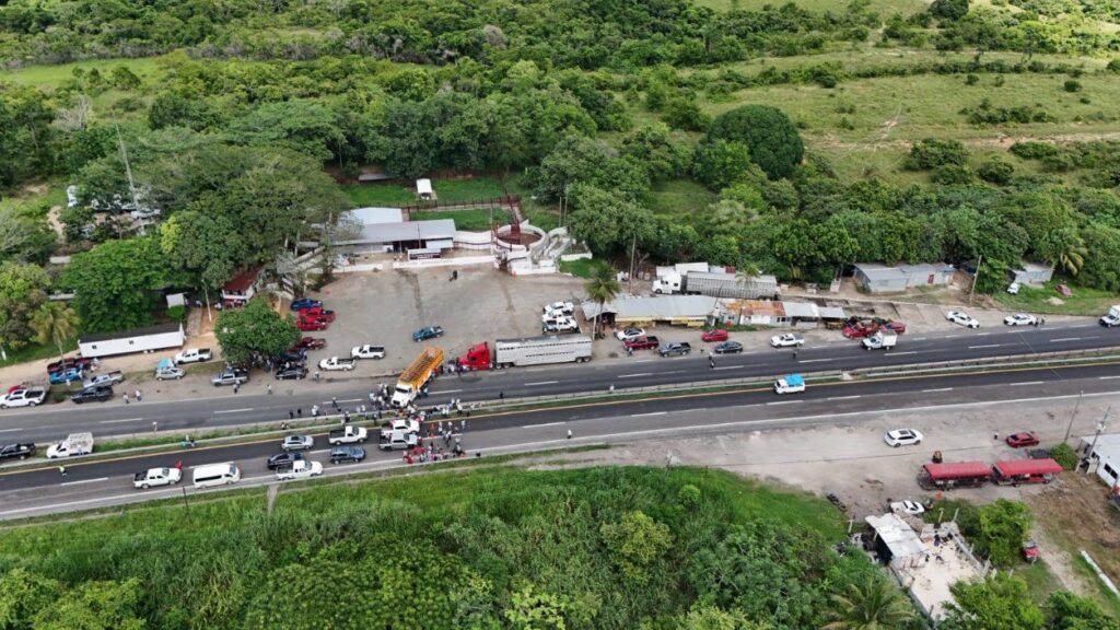 *Ganaderos y acopiadores bloquearon cerca de 12 horas carretera Coatzacoalcos – Villahermosa, señalaron incompetencia de Senasica en verificación de reses para detectar Gusano Barrenador de Ganado*