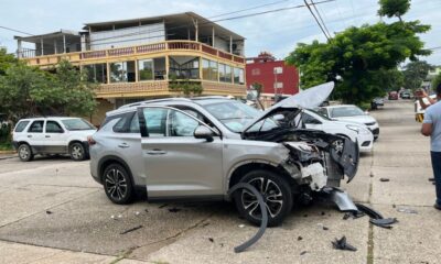 *Por no respetar la preferencia, ch0ca con camioneta que terminó en la banqueta en la colonia María de la Piedad*
