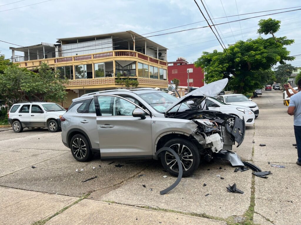 *Por no respetar la preferencia, ch0ca con camioneta que terminó en la banqueta en la colonia María de la Piedad*