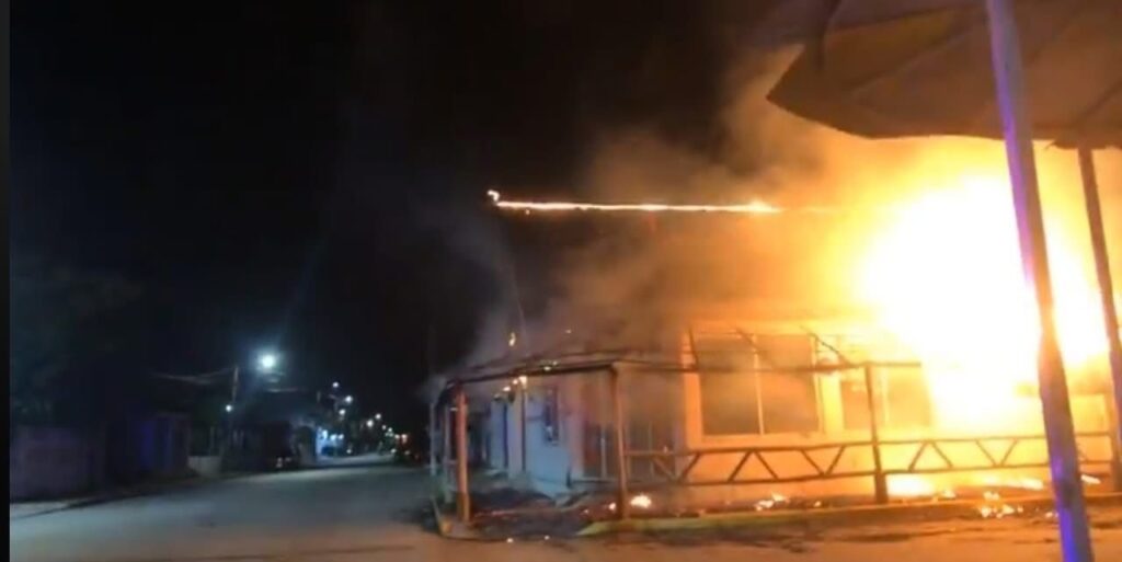 *Inc3ndi4n con b0mbas molotov el restaurante de mariscos El Popeye de Coatzacoalcos*