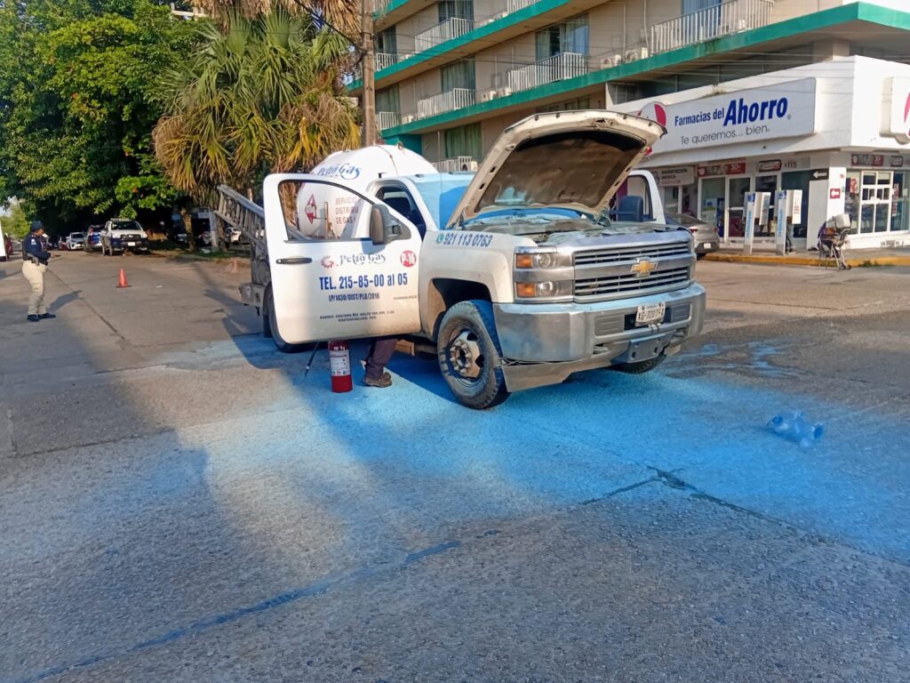 *Se le inc3ndió el clutch a pipa de PetroGas, el fuego provocó que se movilizaran cuerpos de emergencia*