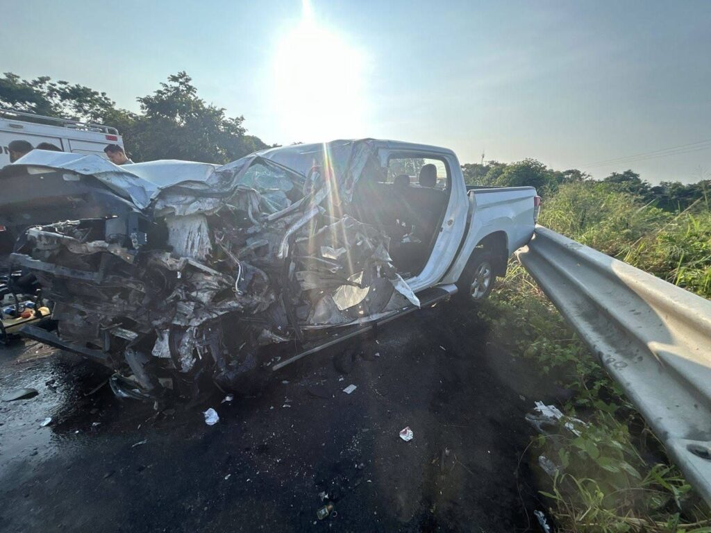 Ch0qu3 frontal entre tráiler y camioneta deja a médico gr4vem3nte h3rid0 en la autopista Las Choapas – Ocozocoautla