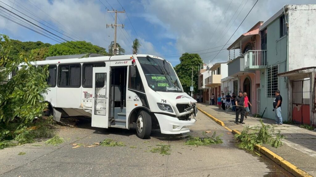 *Mina – Canticas pierde el control y se estrella contra un árbol en la calle Malpica de Coatzacoalcos, el choque dejó siete lesionados, entre ellos el chofer*