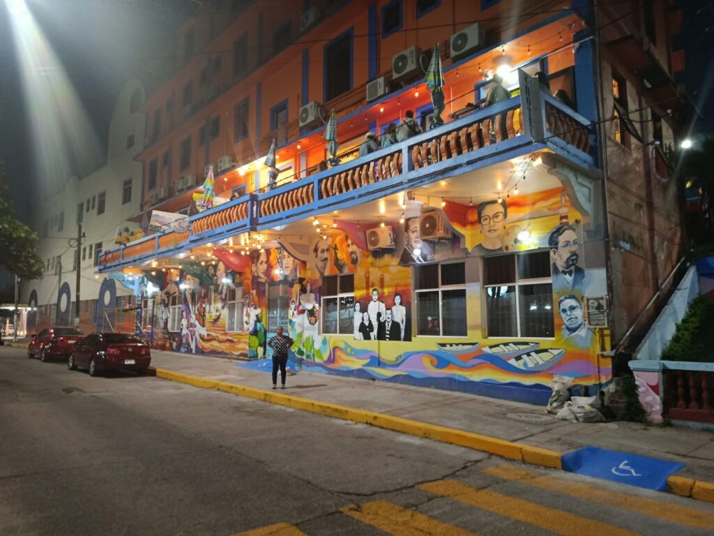 *Plasma nuevo mural en el hotel Cortaza de Coatzacoalcos el artista y pintor Jesús Antonio Pérez Eguan*