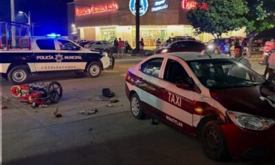 (+VIDEO) Motociclista termina gr@vem3nte h3rid0 tras ch0qu3 con taxi en Cosoleacaque, Ver.