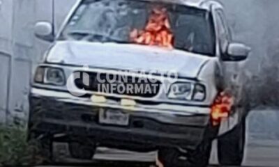 Camioneta termina calcinada en la colonia Benito Juárez