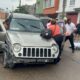 *Choca su camioneta Jeep contra un motociclista, un poste, un transformador y el camellón central en la colonia Bahía de San Martín de Coatzacoalcos*