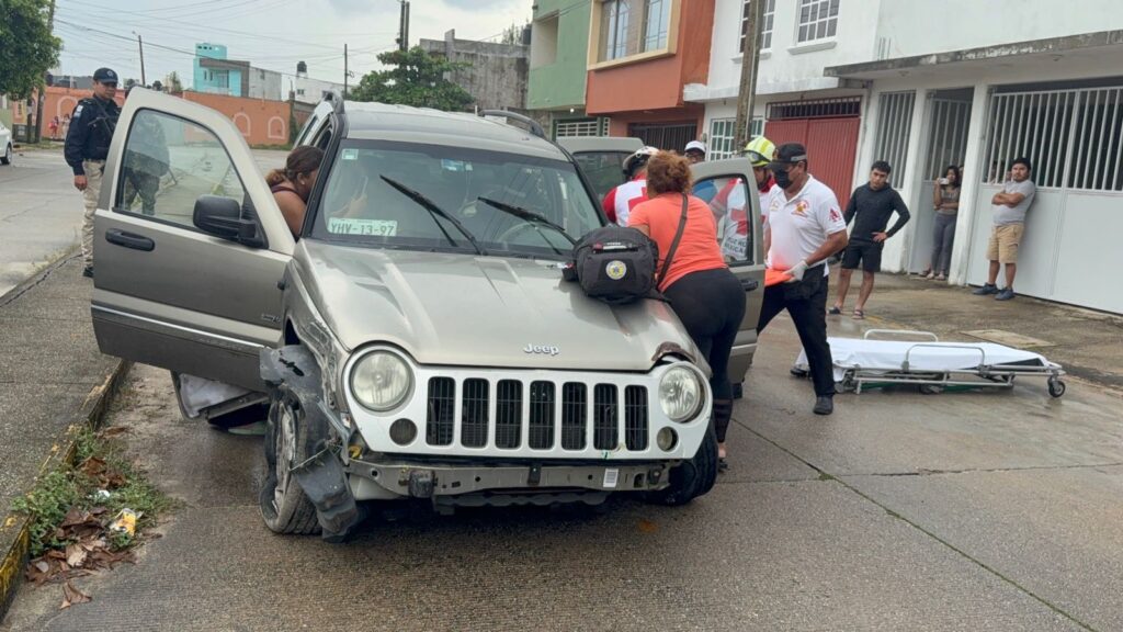 *Choca su camioneta Jeep contra un motociclista, un poste, un transformador y el camellón central en la colonia Bahía de San Martín de Coatzacoalcos*