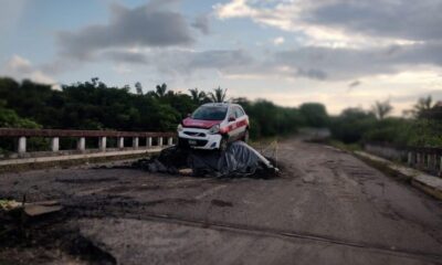 *Taxista de Villa Allende no vio montículo de material con el que reparan carretera inter ejidal, aseguró que no estaba señalizado*