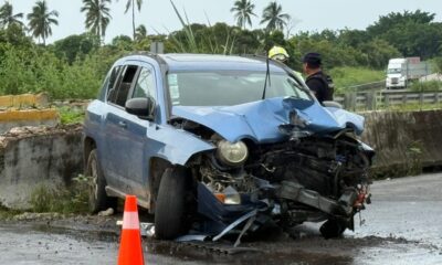 Camioneta se estrella contra muro en la autopista Cosoleacaque–Acayucan