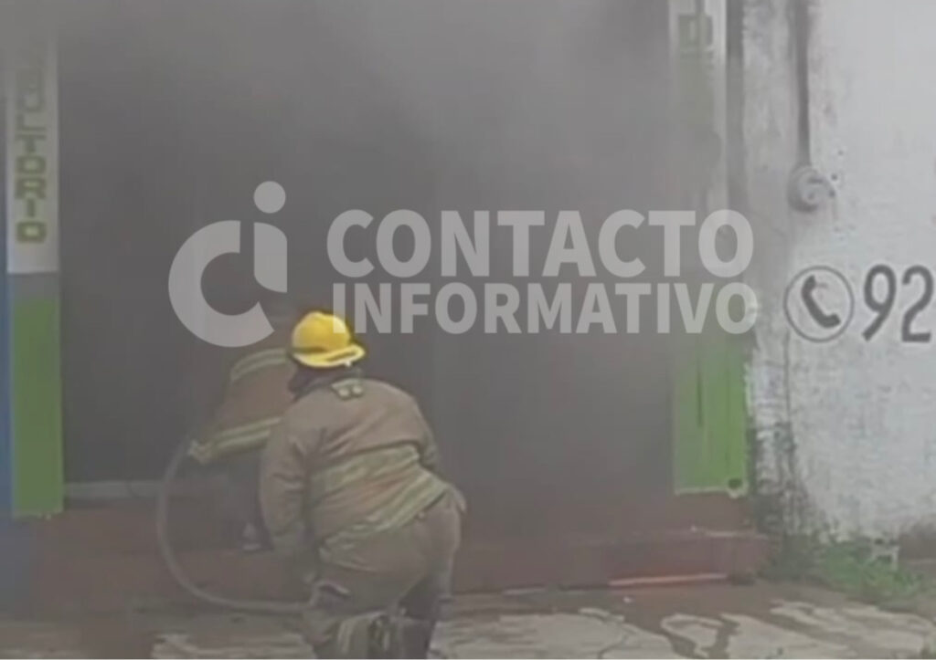 (+VIDEO)Conato de incendio moviliza a Bomberos en pleno Centro de Minatitlán