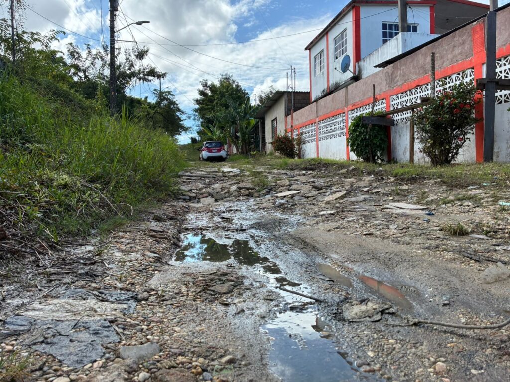 (+VIDEO) Vecinos de la colonia 8 de Mayo en Minatitlán exigen servicios básicos tras 40 años de abandono