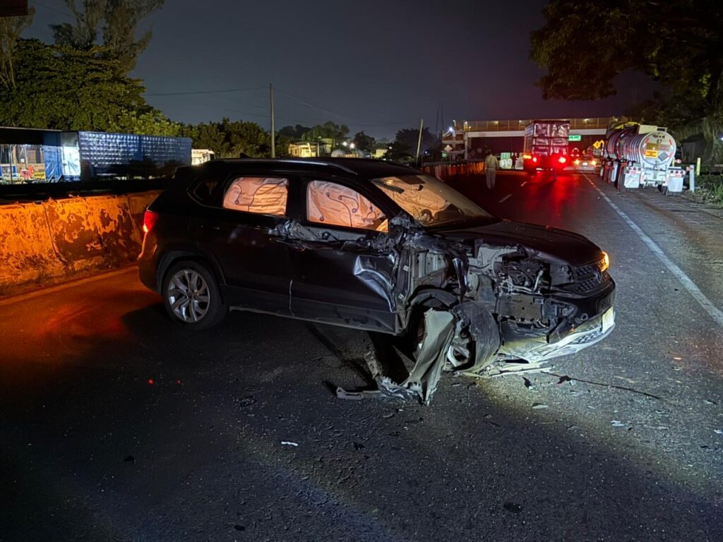 Tráiler provoca fuerte choque en la Cosoleacaque–Nuevo Teapa y huye del lugar