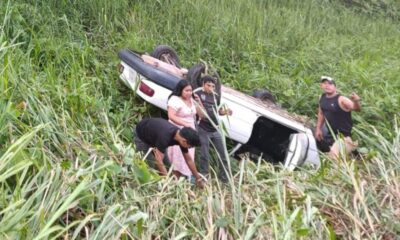 Familia salva la vida tras volcadura provocada por autobús que huyó en Jáltipan