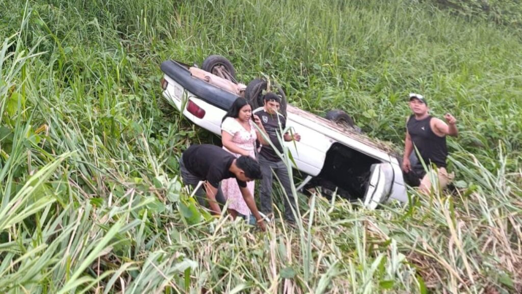 Familia salva la vida tras volcadura provocada por autobús que huyó en Jáltipan