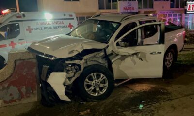 Conductor pierde el control y choca contra una banca del malecón de Coatzacoalcos