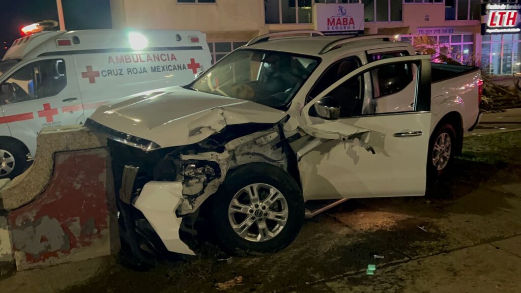 Conductor pierde el control y choca contra una banca del malecón de Coatzacoalcos
