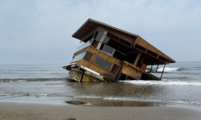 *Se levantan temprano el sábado para tomarse fotos con “El Atracadero”, el restaurante de Tuxpan que encalló en la playa de Coatzacoalcos*