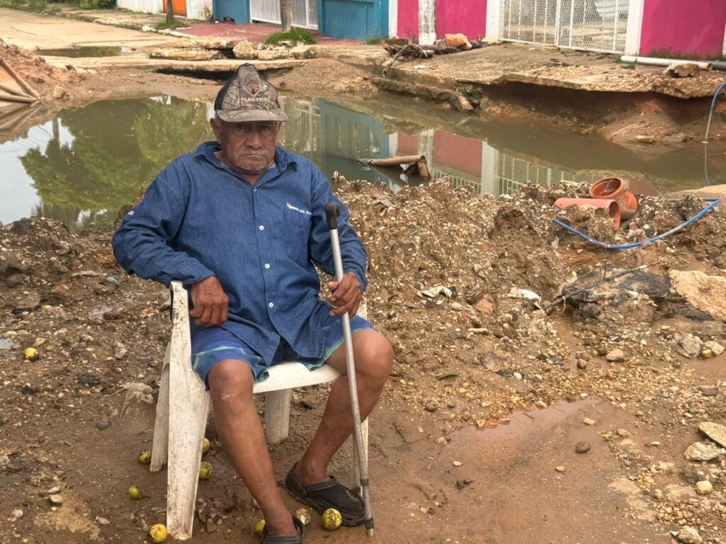 (+VIDEO) Vecinos denuncian abandono de obra en la Insurgentes Norte; socavón pone en riesgo a peatones