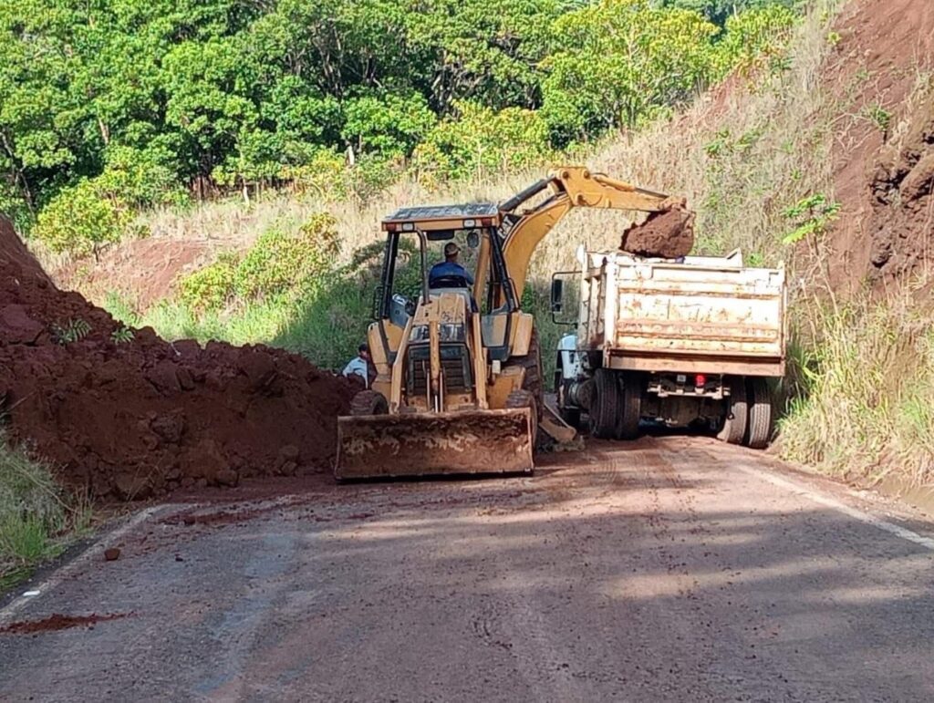 *Se registraron deslaves y derrumbes en la zona serrana al sur de Veracruz, el camino a Tatahuicapan y Mecayapan se vio afectado varias horas*