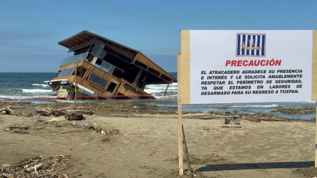 *Arranca desmantelamiento del restaurante “El Atracadero” que encalló en Coatzacoalcos, el carpintero que lo construyó, se sorprendió que resistiera tanto la obra*