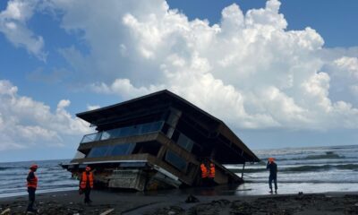 *SEMARNAT inicia trámites para desmantelar y trasladar vía terrestre el restaurante flotante que encalló en la playa de Coatzacoalcos*