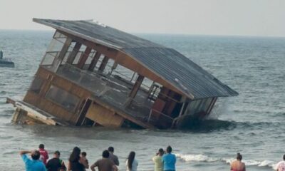 (+VIDEO)El Restaurante Flotante «El Atracadero» de Tuxpan Aparece a 600 Kilómetros en Coatzacoalcos, Arrastrado por Inundaciones