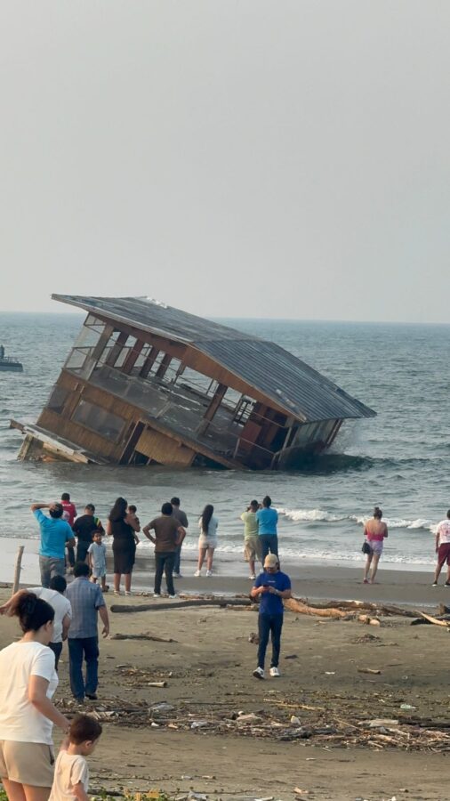 (+VIDEO)El Restaurante Flotante «El Atracadero» de Tuxpan Aparece a 600 Kilómetros en Coatzacoalcos, Arrastrado por Inundaciones
