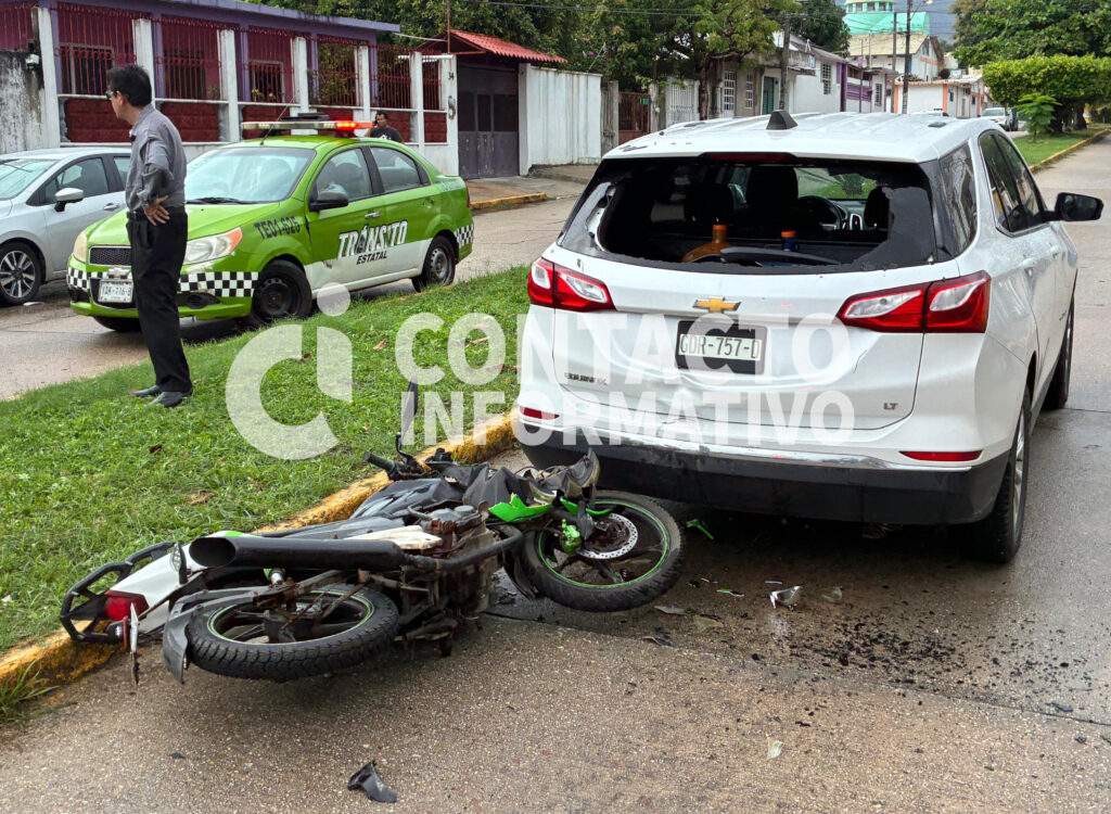 (+VIDEO) Pareja en motocicleta resulta herida tras chocar por alcance contra camioneta en Cosoleacaque