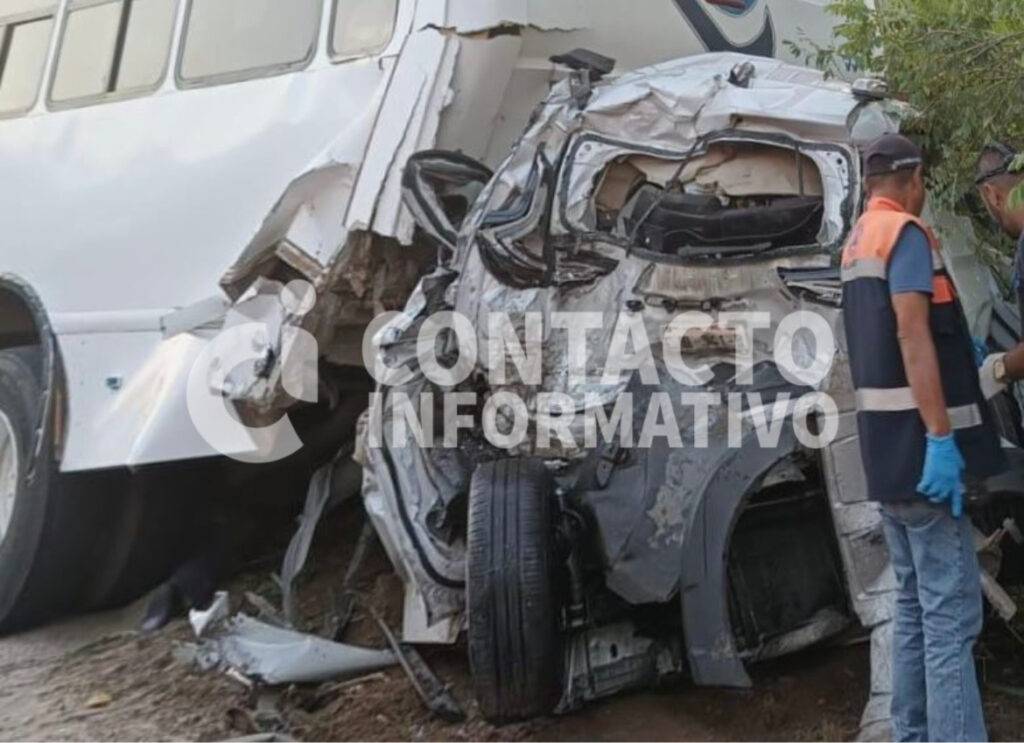 Tráiler embiste a auto y lo proyecta contra autobús en la Transístmica; varios lesionados