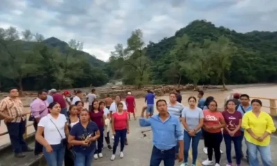 Piden ayuda aérea docentes varados en Xococapan, Veracruz