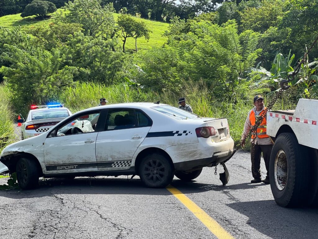 Conductor Ileso tras caer a un barranco en la carretera 180 tramo San Andrés Tuxtla–Santiago Tuxtla