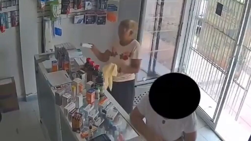 (+VIDEO) Comerciantes de la Tacoteno alertan por mujer adulta mayor presuntamente dedicada a robos