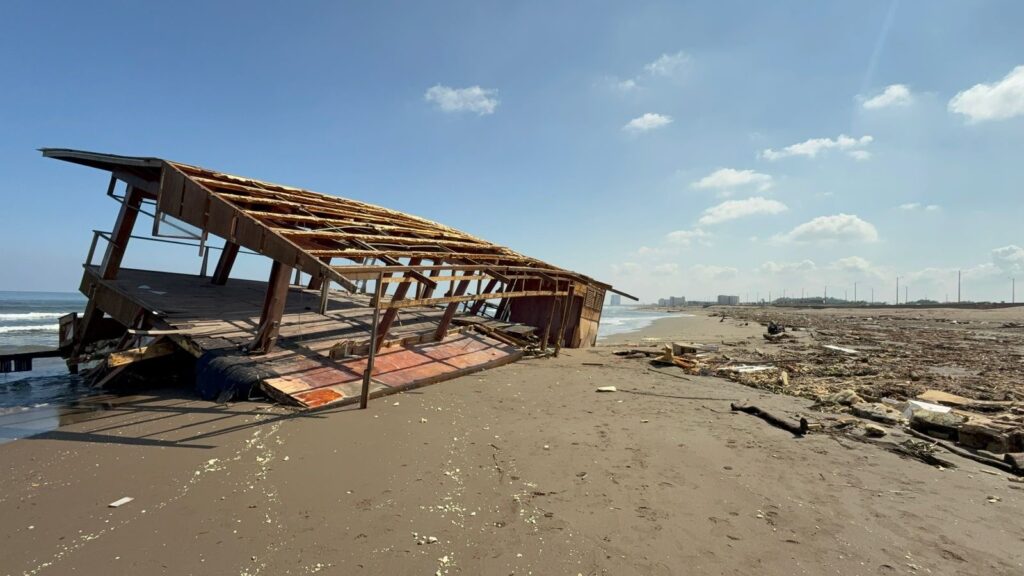 *Avanza desmantelamiento del restaurante flotante de Tuxpan que encalló en Coatzacoalcos. Frente frío 11 lo golpearía este miércoles*