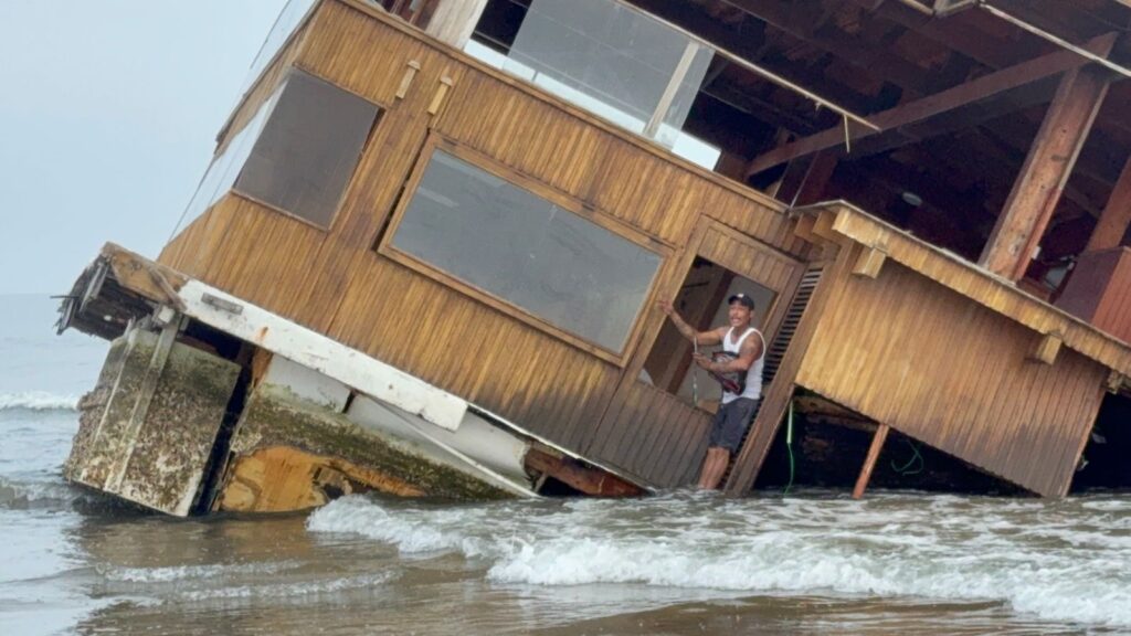 *Se cortó el pie una persona que se subió al restaurante flotante encallado en Coatzacoalcos. Autoridades, señalan que será la Marina quien determinará qué pasará con la estructura que llegó desde Tuxpan*