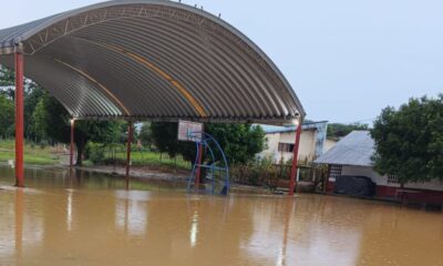 Arroyos desbordados arrastran vehículo y dejan incomunicadas a comunidades de Uxpanapa