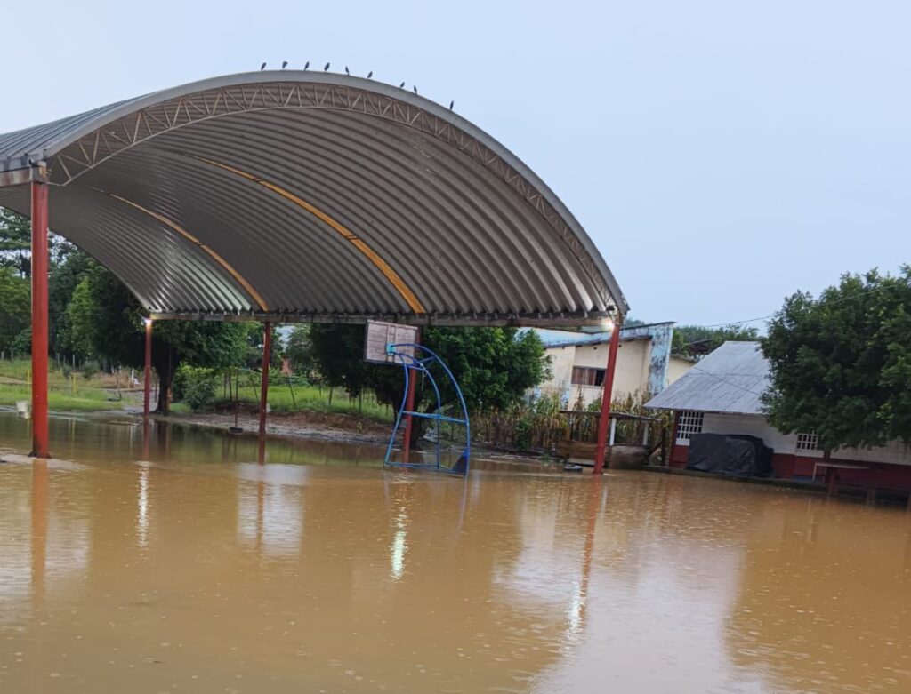 Arroyos desbordados arrastran vehículo y dejan incomunicadas a comunidades de Uxpanapa