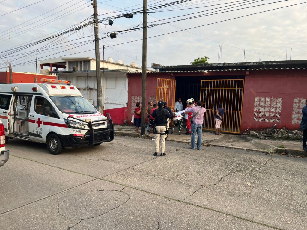 Rescatan con vida a adulto mayor reportado como fallecido en Coatzacoalcos