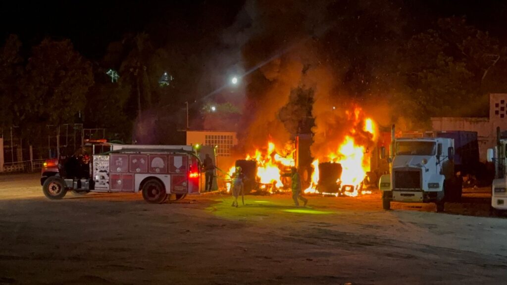 Incendio de Tractocamiones en Acayucan: Dos vehículos de Telfra afectados por b0mbas Molotov