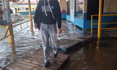 *Aumenta nivel del río Coatzacoalcos y Calzadas, en el paso de lanchas colocaron tarimas para que la gente no se moje*