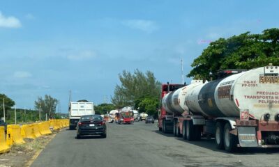 *Se eliminó la caseta de peaje del Puente Coatzacoalcos I, pero ahora tráileres y pipas doble remolque utilizan el lugar como estacionamiento provisional*
