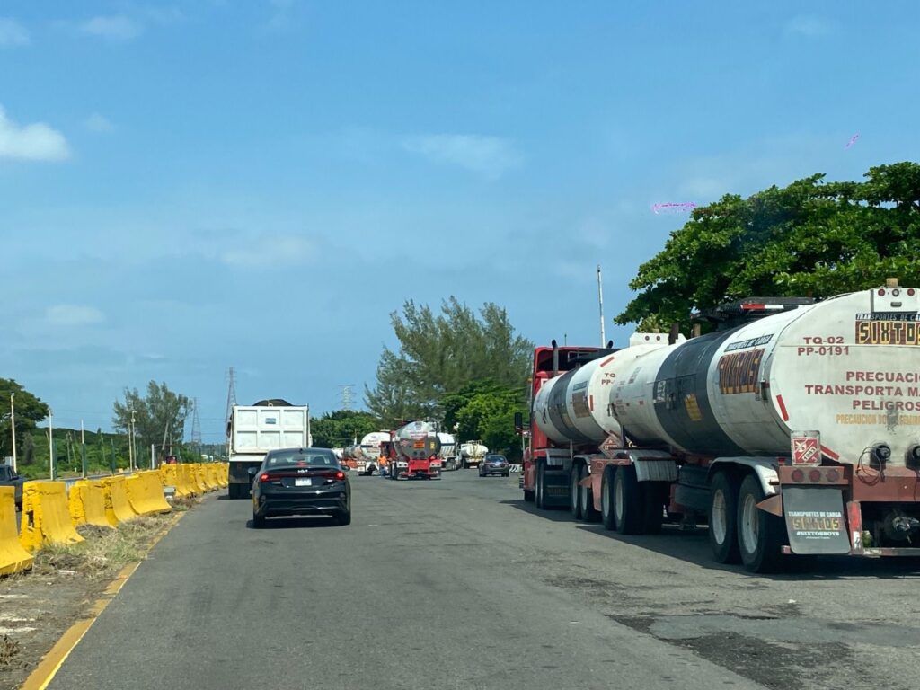 *Se eliminó la caseta de peaje del Puente Coatzacoalcos I, pero ahora tráileres y pipas doble remolque utilizan el lugar como estacionamiento provisional*