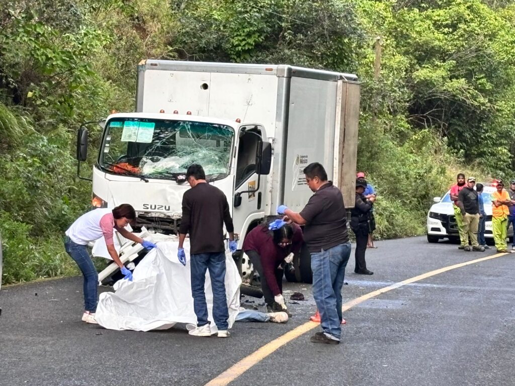 *Un mu3rt0 tras fatal accidente sobre la carretera federal 180 en Catemaco*