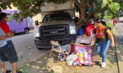 *Conductor de camioneta pierde el control y se llevó puesto de Chiva Cola en Coatzacoalcos*