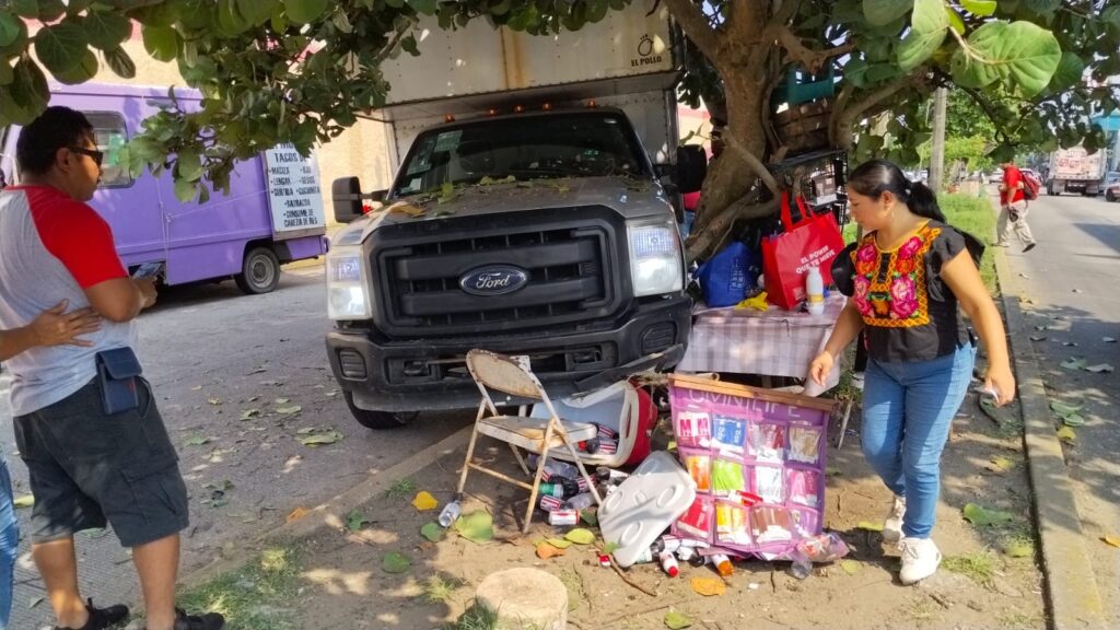 *Conductor de camioneta pierde el control y se llevó puesto de Chiva Cola en Coatzacoalcos*