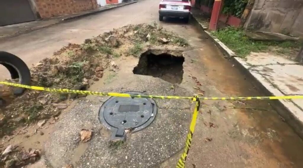 🚧 Urgencia vecinal en Minatitlán: Abren calle y queda obra inconclusa por meses