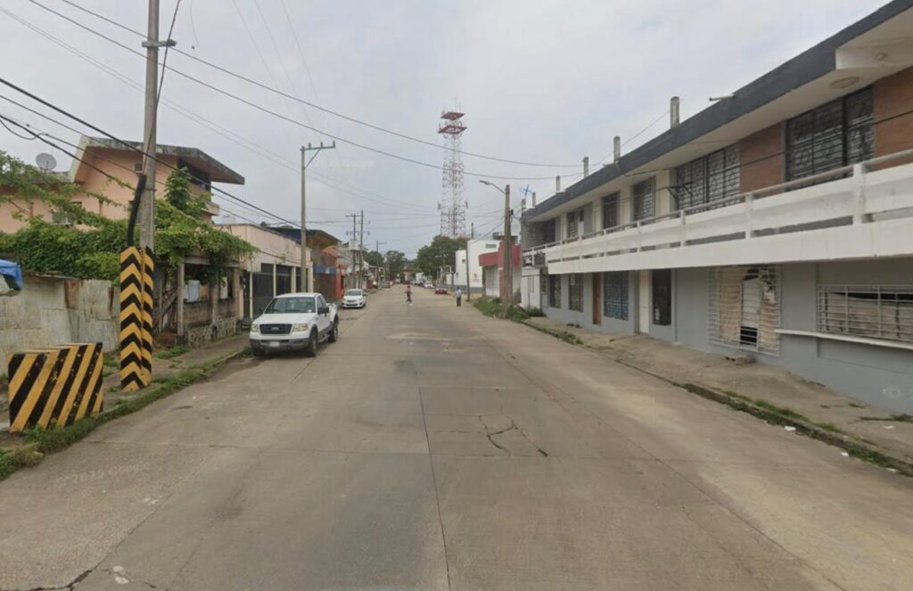 Reportan prolongada ausencia de energía eléctrica en zona del Centro de Minatitlán