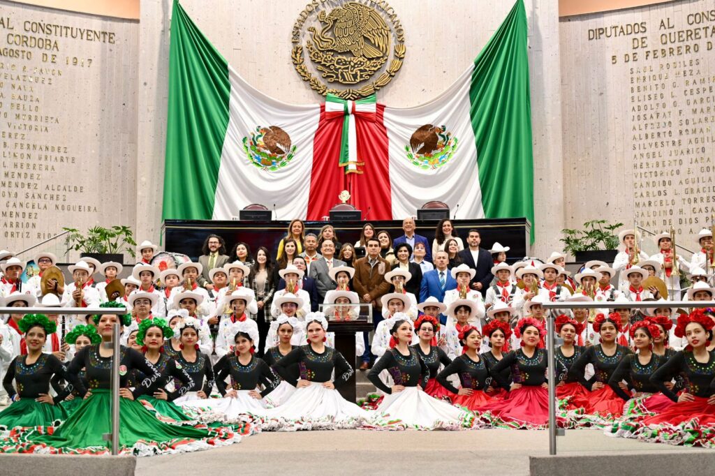 *En el Congreso, reconocen a la Delfines Marching Band*