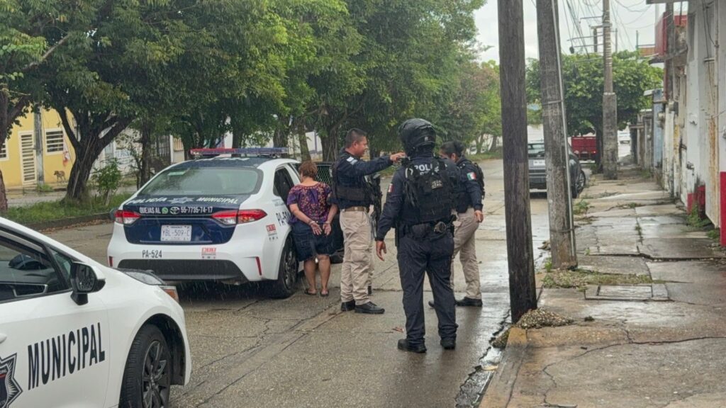 *Detienen a Yolanda la mujer que tenía recluido a su marido, la policía municipal la detuvo por dañar un auto y golpear con un marro a una vecina de la colonia Ávila Camacho de Coatzacoalcos*