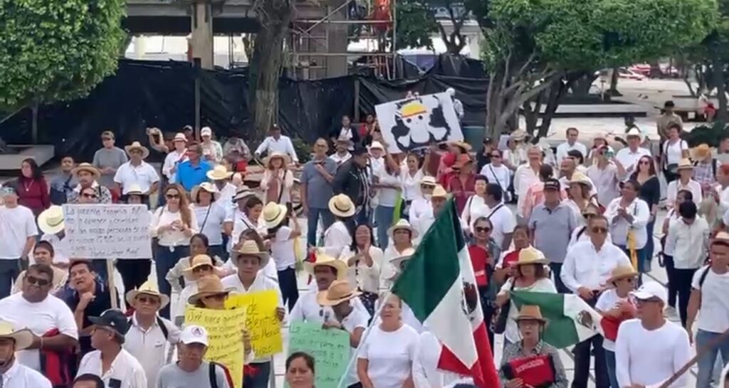 *Marchan en Coatzacoalcos exigiendo justicia por Carlos Manzo*